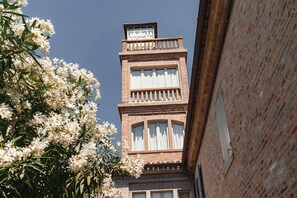 Property grounds - On the ground floor of an old farmhouse, in the countryside with a swimming pool (Pesaro)