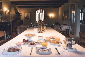 Dining - On the ground floor of an old farmhouse, in the countryside with a swimming pool (Pesaro)