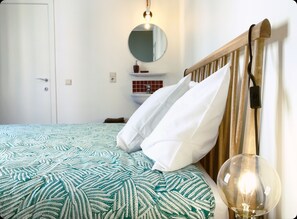 4 bedrooms, iron/ironing board, free WiFi - NEW trendy house 5 min from shopping streets (Brugge)