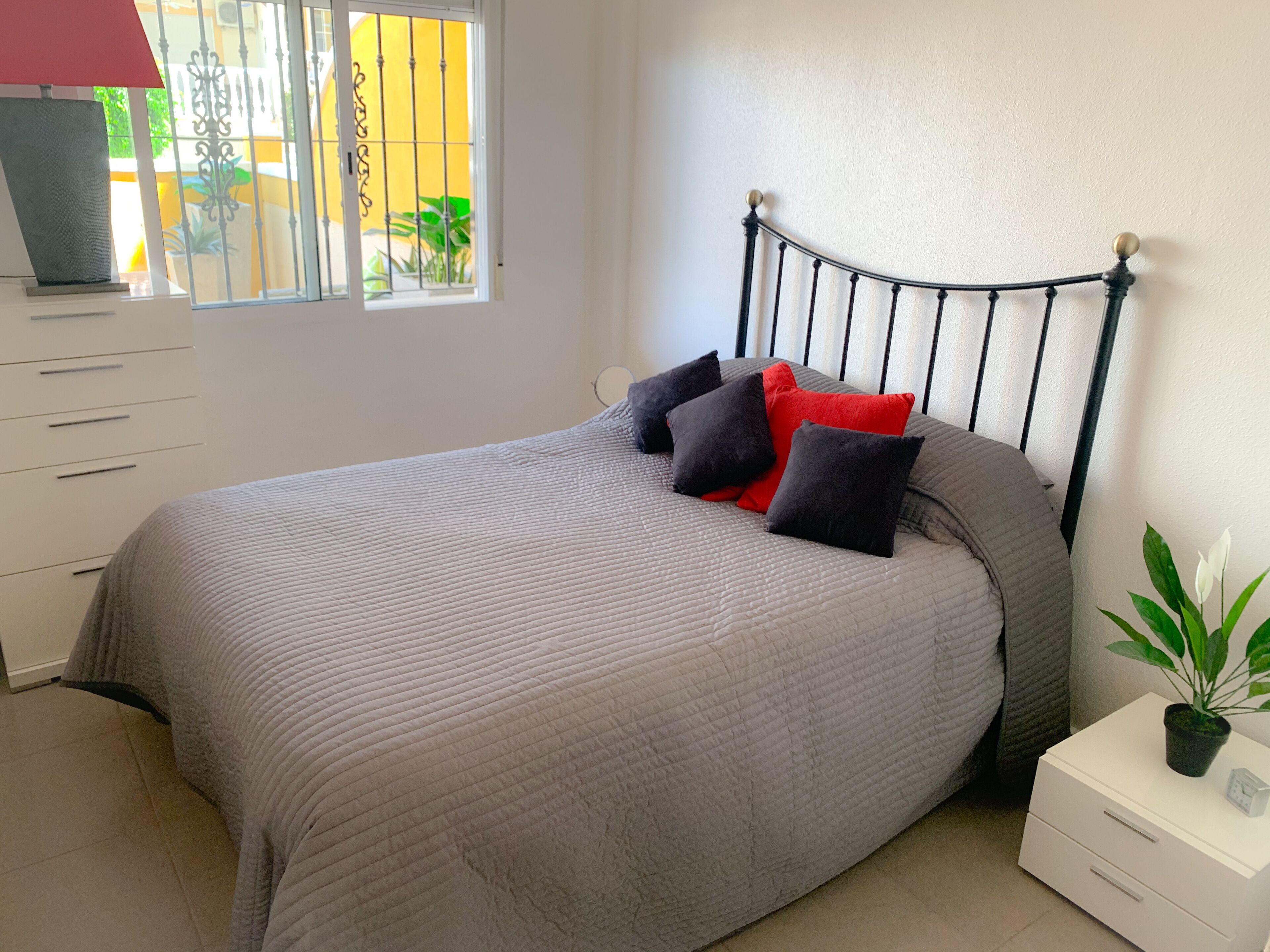 Modern Well presented 2 bedroom Ground Floor apartment in Algorfa Village.