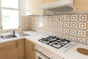 Jääkaappi, uuni, ruokailupöytä