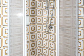 Douche, bidet, serviettes fournies