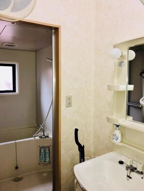 Familienapartment | Badezimmer | Badewanne und Dusche (separat), Komfortbadewanne