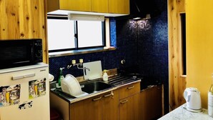 Apartemen Keluarga | Dapur kecil pribadi | Lemari es, microwave, kompor, dan ketel listrik