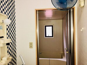 Apartemen Keluarga | Kamar mandi | Bathtub dan shower terpisah dan bathtub besar