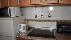 Kaffetrakter/tekoker, kjøleskap, mikrobølgeovn og kokeplater