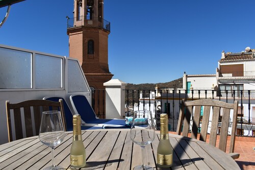 Almijara apartment in the square of Cómpeta with beautiful views