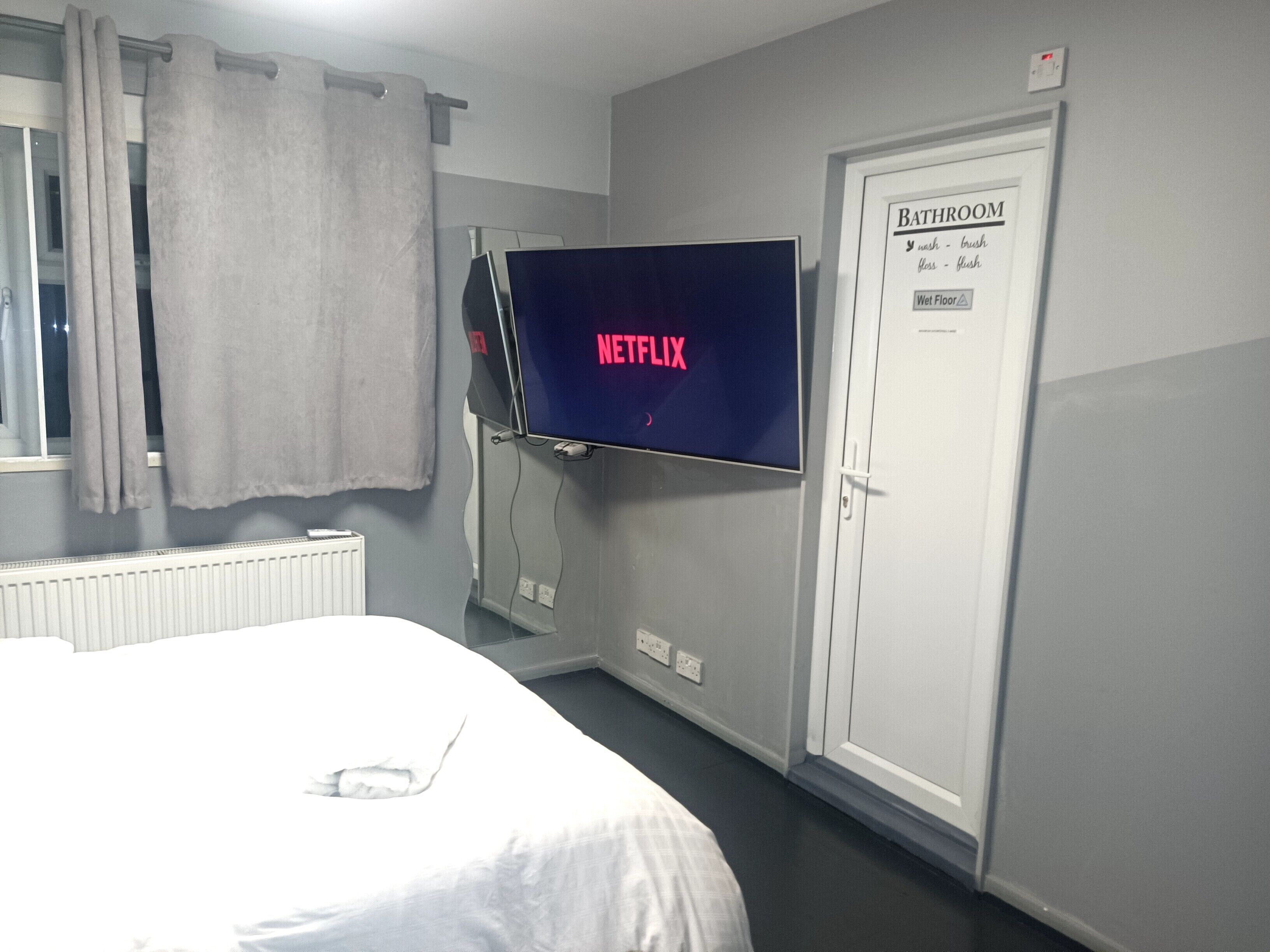 5 bedrooms, desk, iron/ironing board, free WiFi
