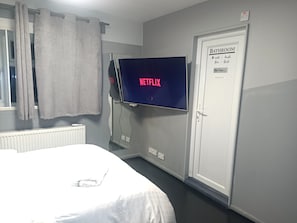 5 bedrooms, desk, iron/ironing board, free WiFi