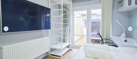 5 bedrooms, desk, iron/ironing board, free WiFi
