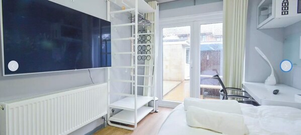 5 bedrooms, desk, iron/ironing board, free WiFi