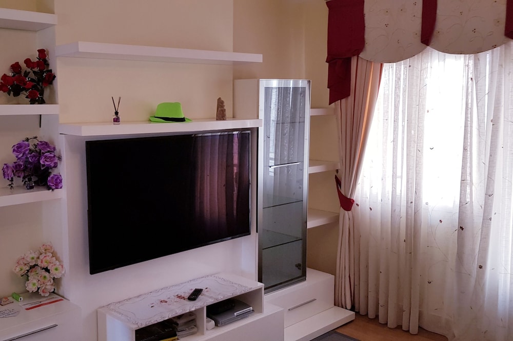 JON HOUSE WITH GARAGE AND WIFI 5 minutes from the metro