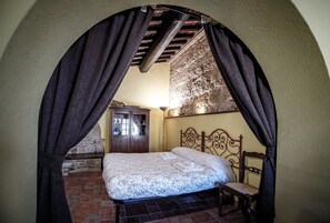1 habitación, tabla de planchar con plancha y ropa de cama 
