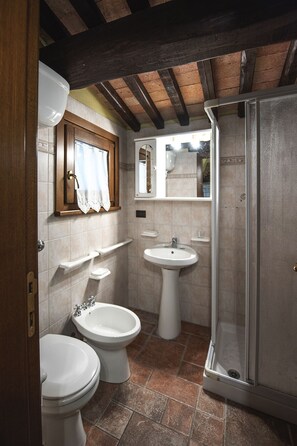 Douche, sèche-cheveux, serviettes fournies, papier toilette