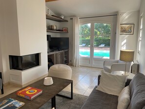 Fernseher, Kamin, DVD-Player, Stereoanlage