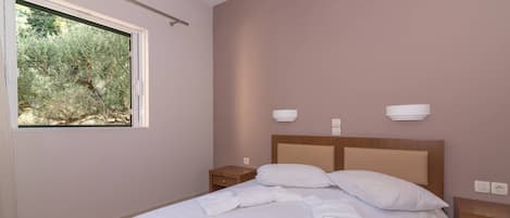 2 bedrooms, iron/ironing board, Internet, bed sheets