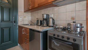 Coffee/tea maker, fridge, oven, cookware/dishes/utensils - Allegro Apartment in Keri Beach APT8 (Keri)