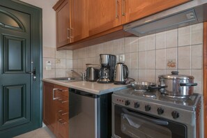 Fridge, oven, coffee/tea maker, cookware/dishes/utensils