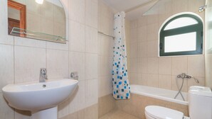 Combined shower/tub, hair dryer, towels - Allegro Apartment in Keri Beach APT8 (Keri)