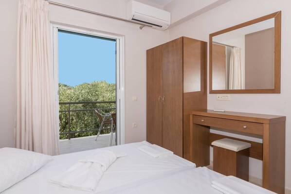 2 bedrooms, iron/ironing board, internet, bed sheets