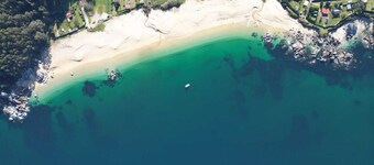Apartment with terrace and sea views on the beachfront