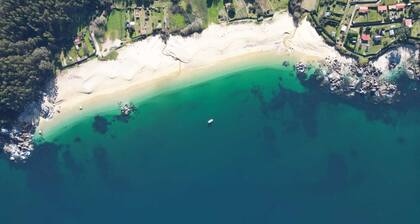 Apartment with terrace and sea views on the beachfront