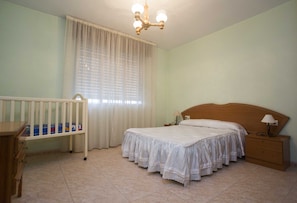 3 habitaciones, tabla de planchar con plancha y ropa de cama 