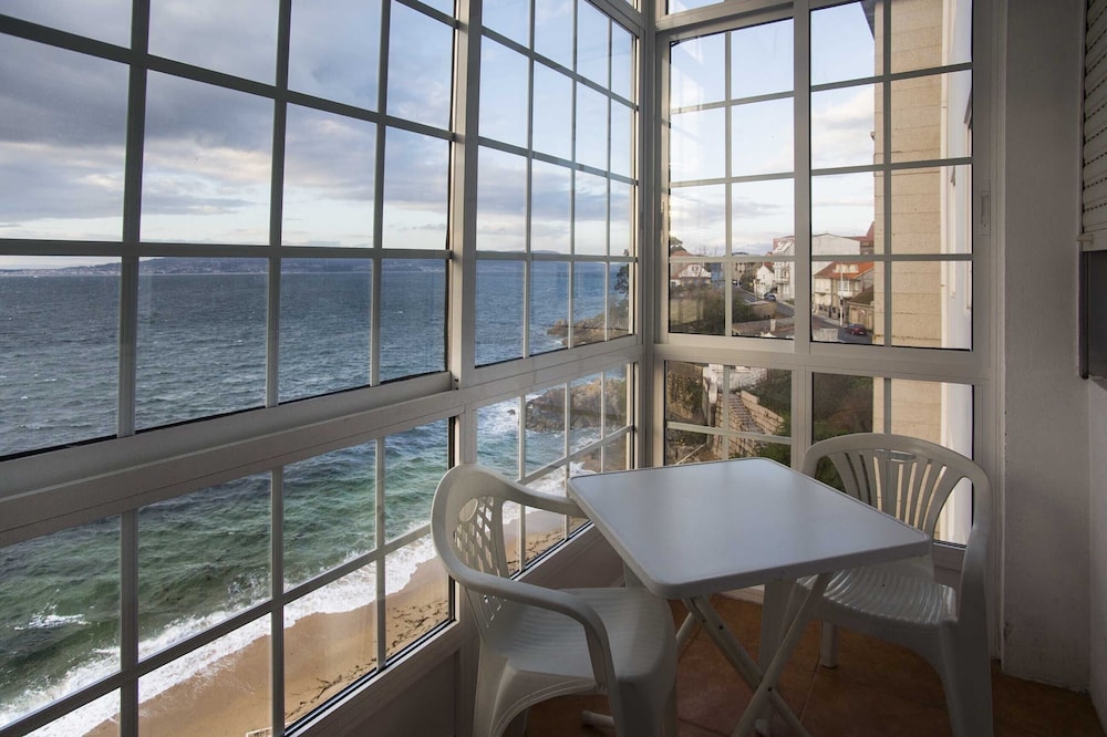 Apartment with terrace and sea views on the beachfront