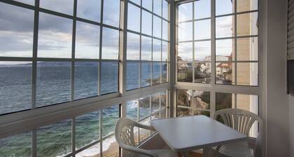 Apartment with terrace and sea views on the beachfront