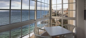 Apartment with terrace and sea views on the beachfront