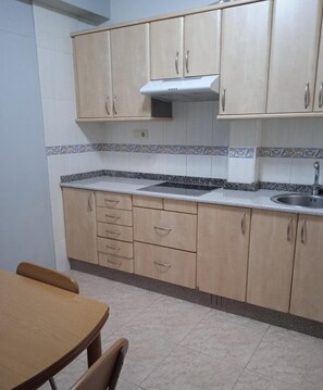 Fridge, microwave, stovetop, coffee/tea maker - Apartment with terrace and sea views on the beachfront (Pontevedra)