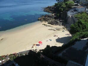 Beach nearby - Apartment with terrace and sea views on the beachfront (Pontevedra)