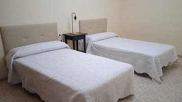 3 makuuhuonetta, silitysrauta/-lauta, vuodevaatteet