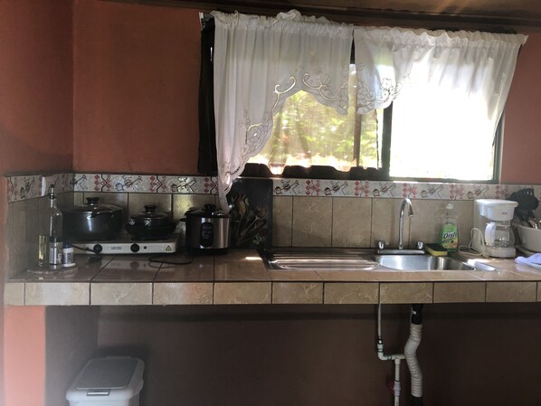 Cafetera y tetera y utensilios de cocina 