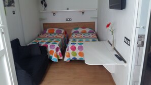 1 dormitorio, escritorio, tabla de planchar con plancha y wifi