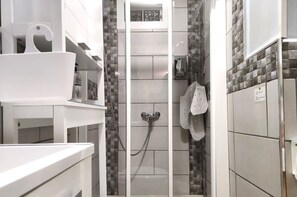 Dusche, Haartrockner, Handtücher, Seife