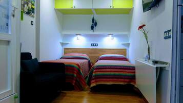 1 slaapkamer, een bureau, een strijkplank/strijkijzer, wifi