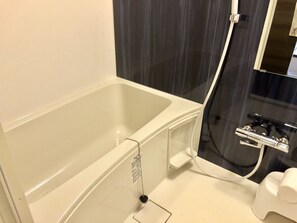 Apartamento, terraza | Baño | Bañera y ducha independientes y bañera profunda