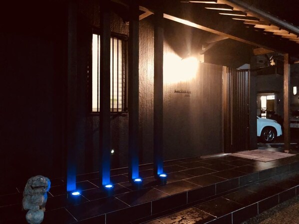 Overnatningsstedets facade – aften/nat