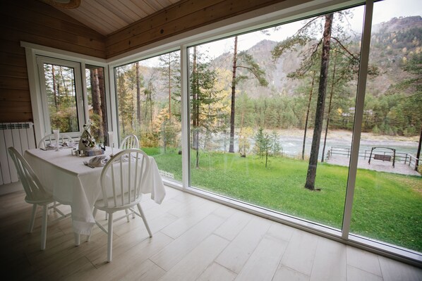 Casa, vista al río (For Two) | Ropa de cama de alta calidad, minibar, cortinas blackout y wifi gratis 