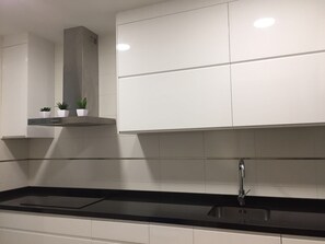 Mikrowelle, Wasserkocher mit Kaffee-/Teezubehör