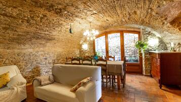 Een smart-tv, een open haard, tafelvoetbal en boeken