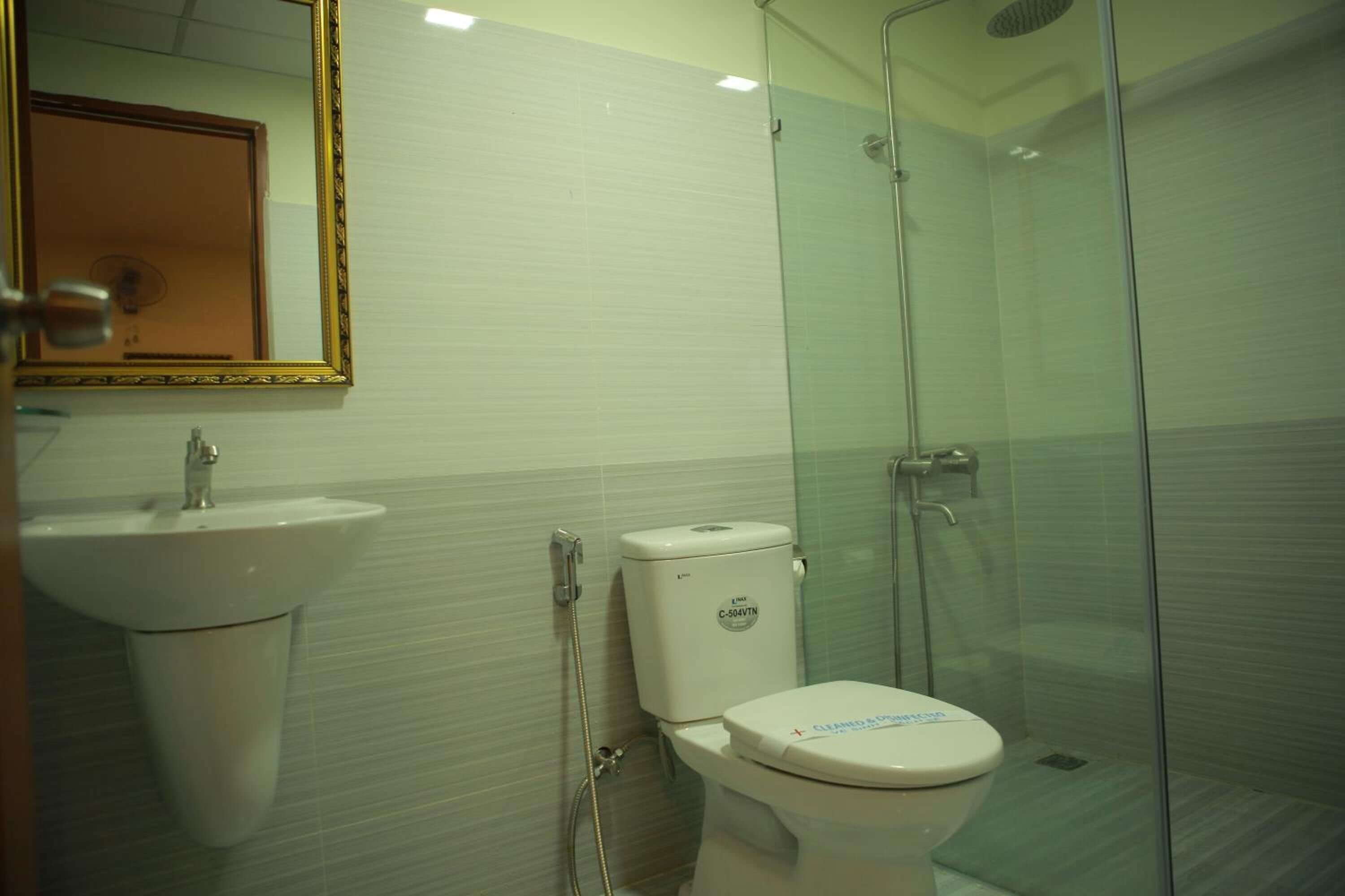 Ducha, artículos de higiene personal gratuitos y secador de pelo