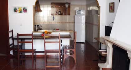 Appartement avec jardin, dans la vieille partie du village Ă 5 minutes Ă pied de la plage