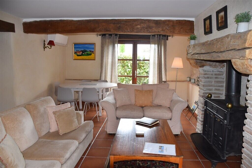 TV connectée, cheminée, lecteur de DVD, table de tennis de table