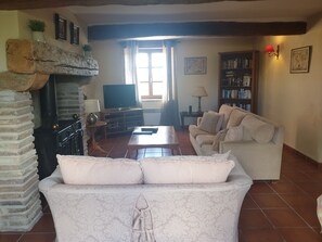 Smart TV, fireplace, DVD player, ping pong