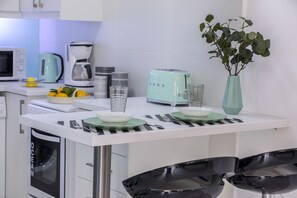 Réfrigérateur, micro-ondes, four, plaque de cuisson