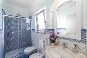 Dusj, toalettartikler (inkludert), hårføner og tøfler