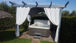 Tina de hidromasaje al aire libre