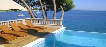 Villa direkt am Meer mit beheiztem Pool, Teakdeck, offenem Meerblick, Bootsanlegestelle